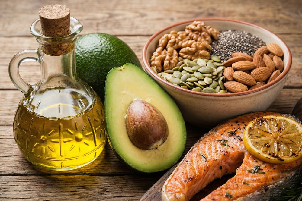 Avocado + olivenolie + nødder + frø + fed fisk