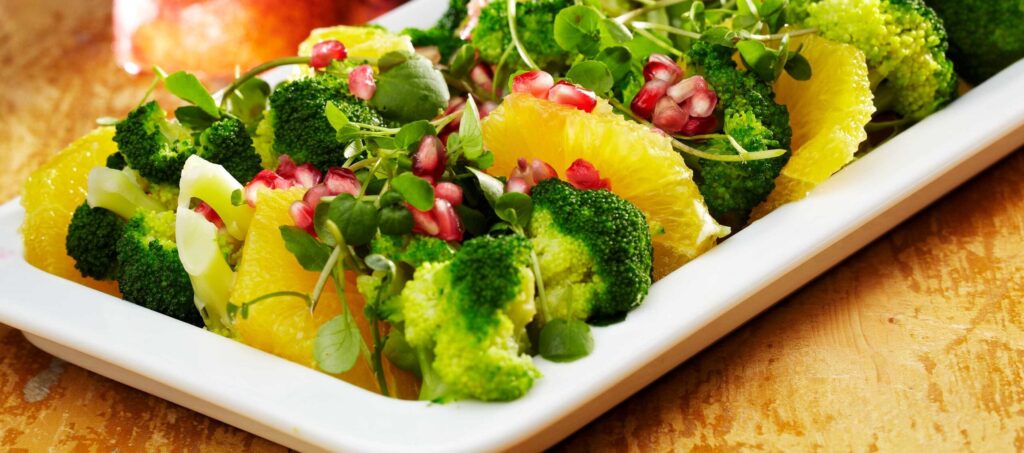 Citrus + bær + broccoli + spinat + farverige grøntsager